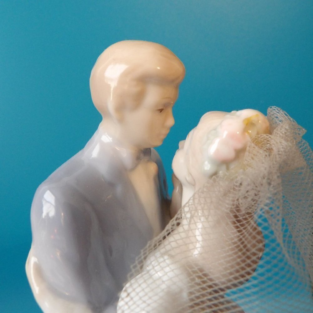 Vintage Bride and Groom with Music Box - Picture 8 of 8